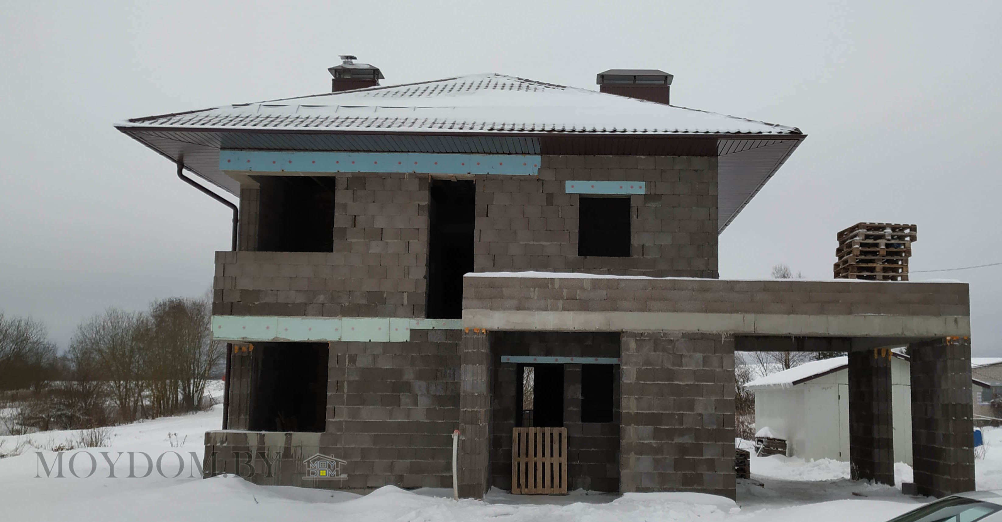 стройка дома с плоской крышей с наплавляемым гидроизоляционным ковром