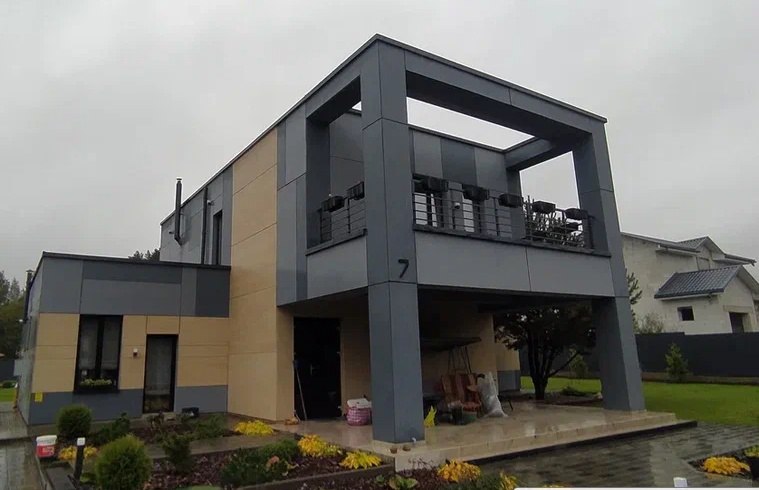 фото готового современного дома с балконом и террасой