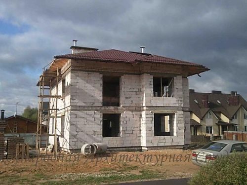фото строительства дома 10 на 10 с прямоугольным эркером и 4-х скатной