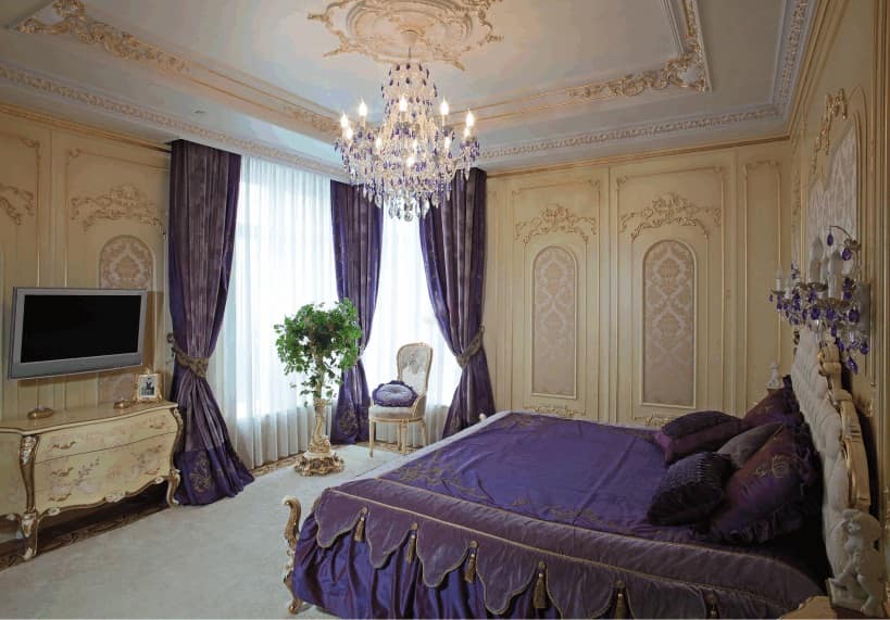 дизайн спальной комнаты в роскошном фиолетовом борокко