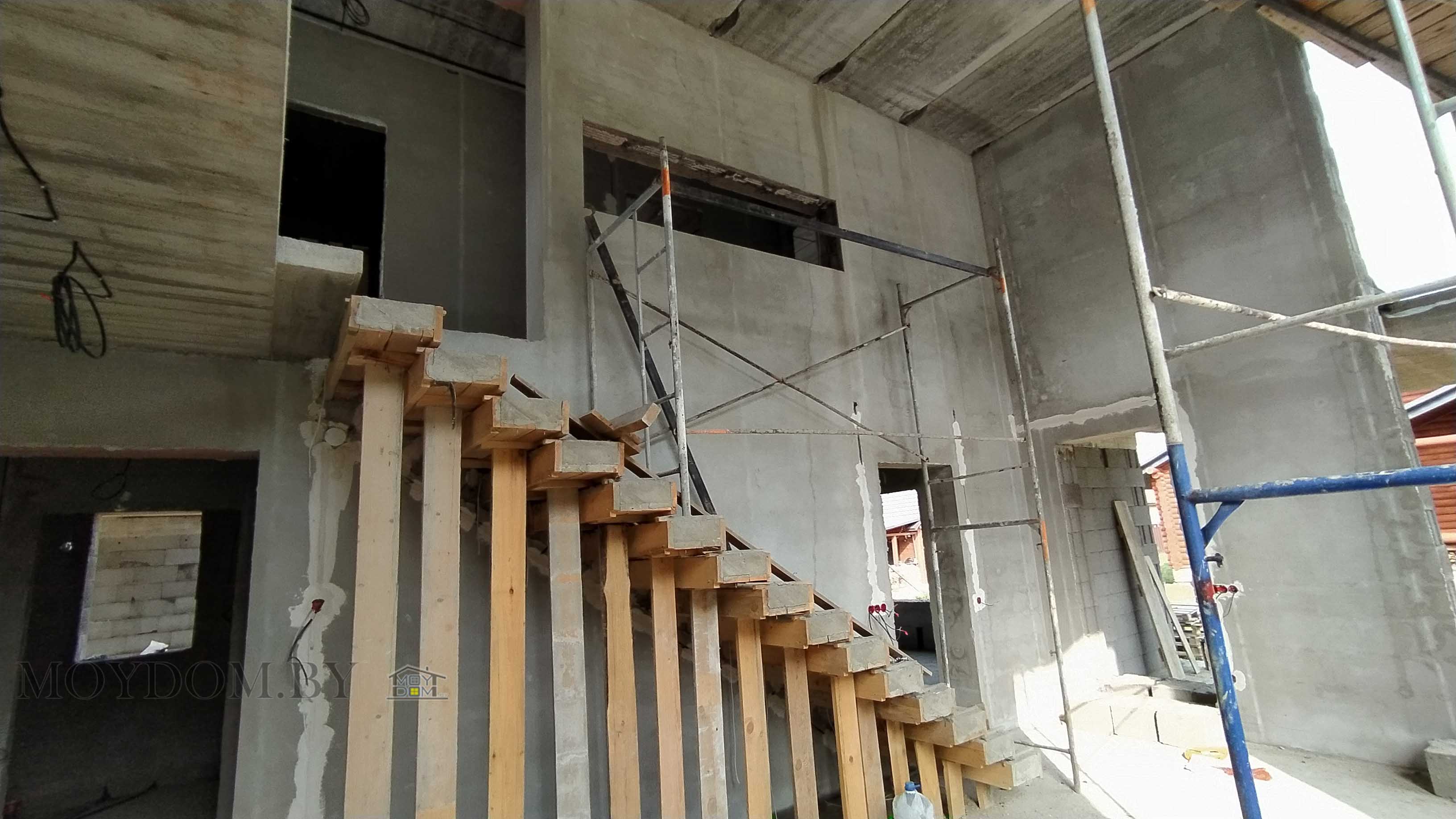 стройка двухэтажного дома вид на лестницу